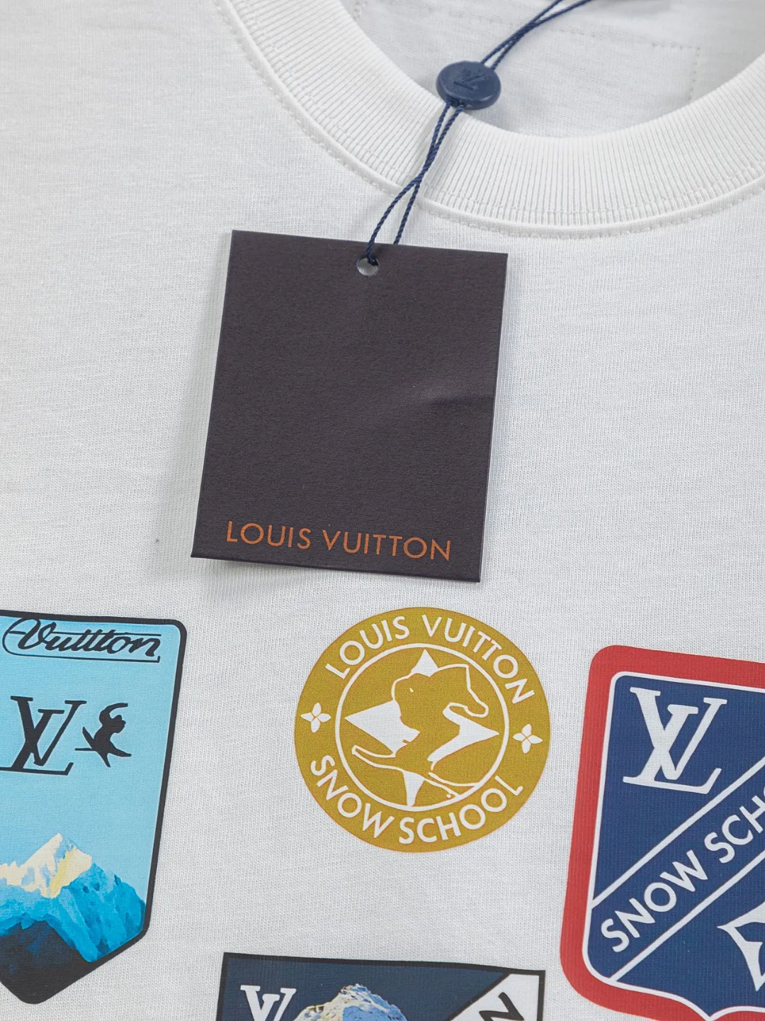 🅿️190 Louis Vuitton 1V LV micro-wide version S-XL LV 26ss New product counters are on the shelves at the same time Multi-process digital direct printing Various travel patches on the chest Micro-stamp printing Round-neck short-sleeved T-shirts, the same style for men and women! Consigned to one-to-one creation. Synchronized with the official website, pure cotton fabrics at the counter! It is close to the skin and comfortable, durable and easy to wear. It has a classic and simple logo design and meticulous original craftsmanship. Short-sleeves, a must-have item for men, do not appear to be the same for the general public, but must be unique and eye-catching. This LV short-sleeve is all about quality, comfort, the same shape and fashion as always, including fabrics and cutting techniques. All of them have been made with great effort! 320 grams of washed pure cotton fabric, pure cotton is breathable, very refreshing and comfortable for daily wear. The rib knitting on the neckline is smooth and tight, and the neckline will not be skewed if you toss it at will. The loose version, you will find that it looks really good on the upper body. The overall is minimalist and neat, super versatile for daily use! Pair it casually with a pair of pants for a youthful look. A T-shirt will make your outfit crazy. It is a fashionable item that can never go wrong! Color: Black White Gray Size: S-XL Size chart: S: Shoulder width 50-Bust 56-Length 70 M: Shoulder width 52-Bust 57-Length 72 L: Shoulder width 54-Bust 59-Length 74 XL: Shoulder width 56-Bust 62-Length 76